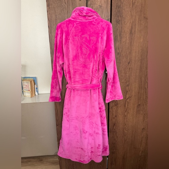 NWT Victoria’s Secret Plush pink robe with VS logo on back size xs/s - Picture 5 of 6